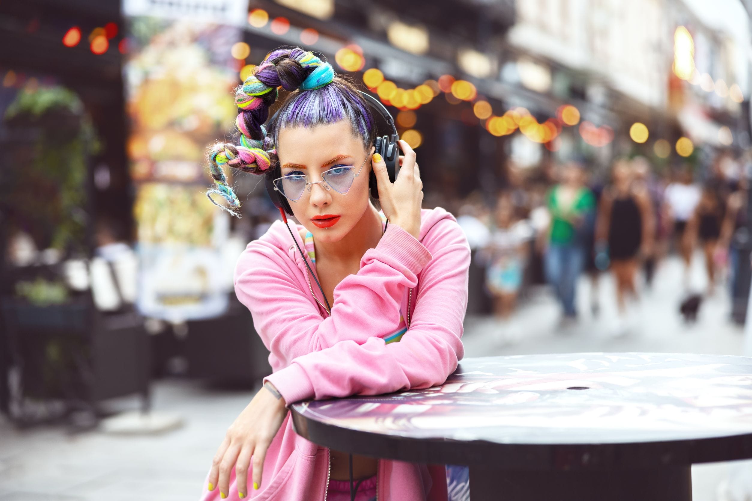 gen z using headphones